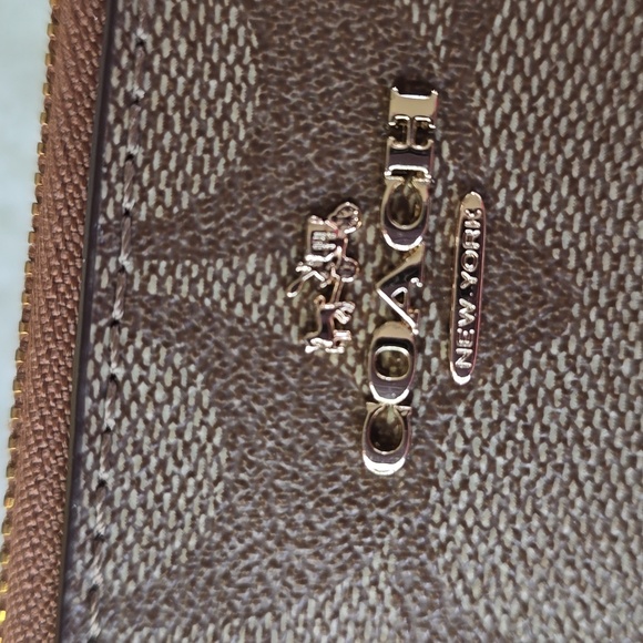 🍍🍍 LOW START Coach Signature PVC Brown Wallet Wristlet NWT - Picture 14 of 16